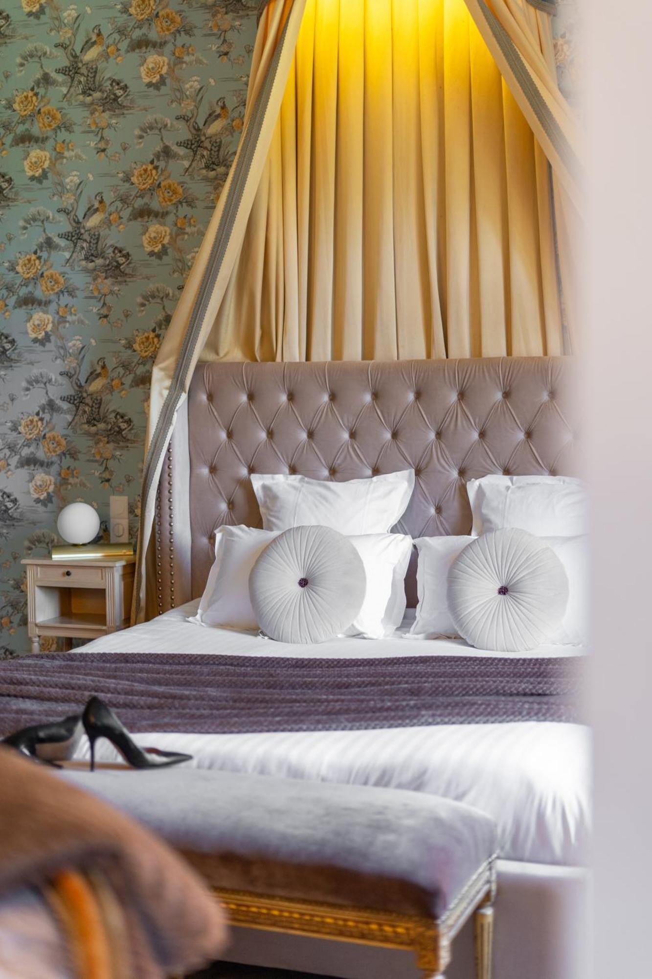 Castel Bois Marie, Maison D'Hotes 蒙托邦 外观 照片 A bed with cushions