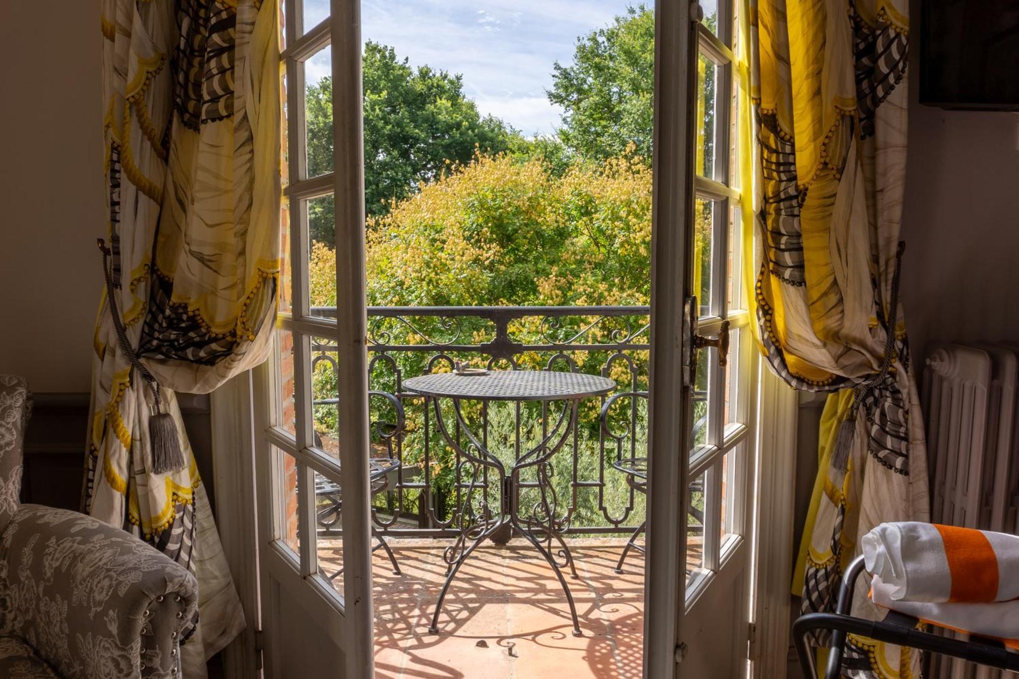Castel Bois Marie, Maison D'Hotes 蒙托邦 外观 照片 A view of the garden from the hotel